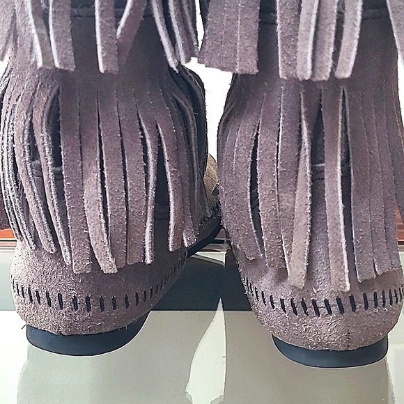 Minnetonka Suede Calf Hi 3-Layer Fringe Boot, Grey Size 7 - Picture 8 of 15